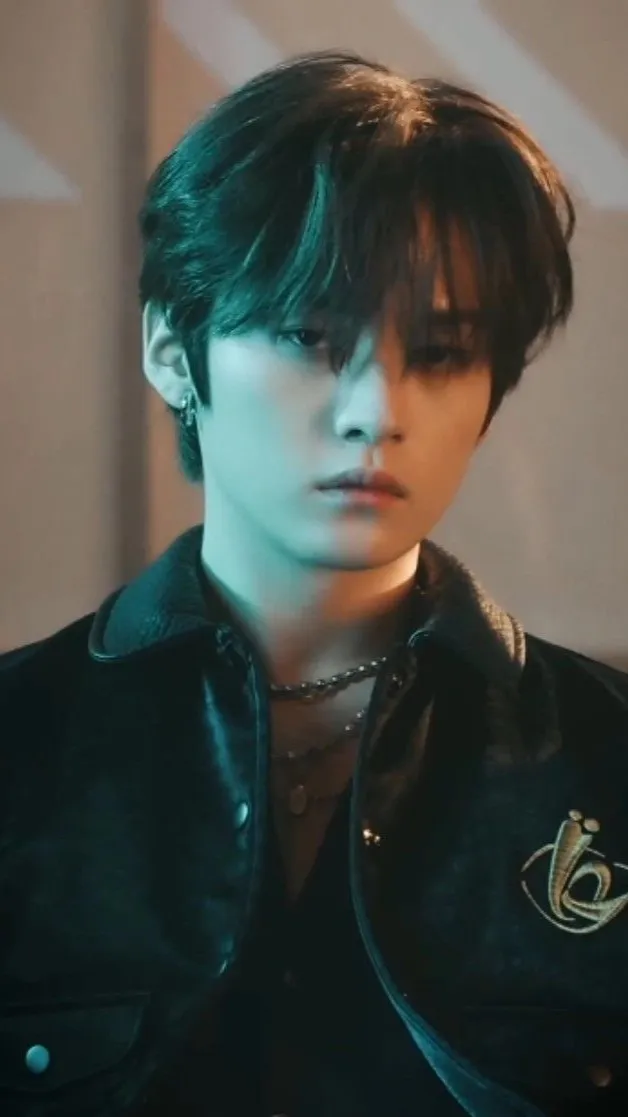 ai character: Lee Minho background