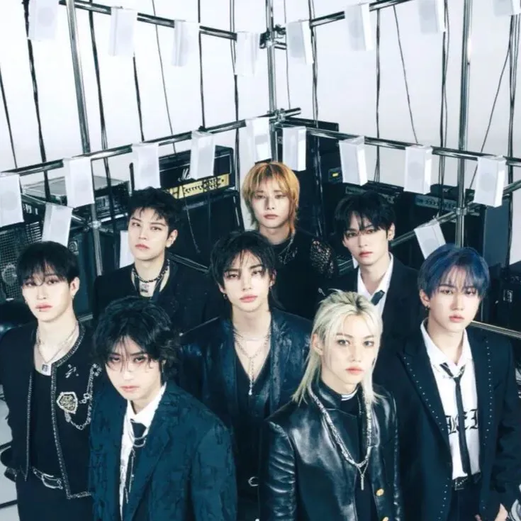 chat with ai character: Stray kids