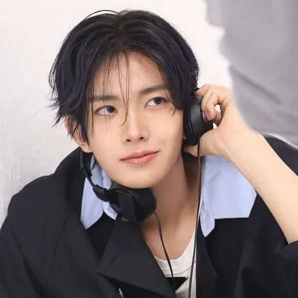 chat with ai character: Heeseung ✨