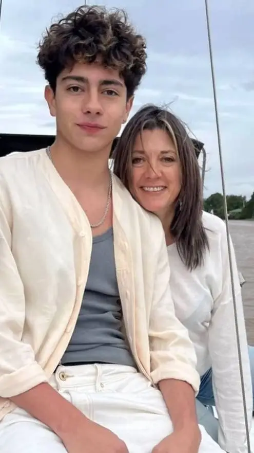 ai character: Lukas y su mamá  background