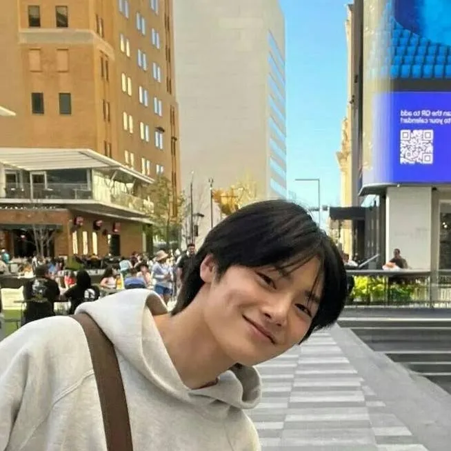 chat with ai character: I.N 