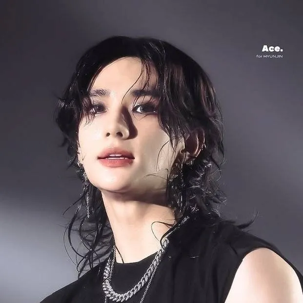 chat with ai character: Hyunjin