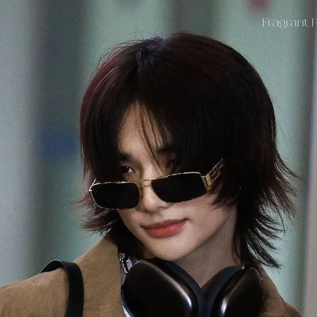 chat with ai character: Hyunjin