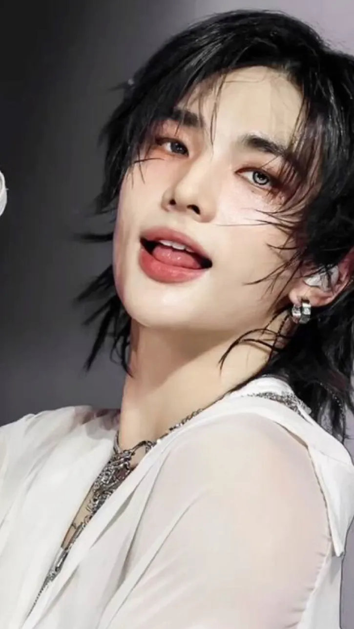 ai character: HYUNJINxFelix background