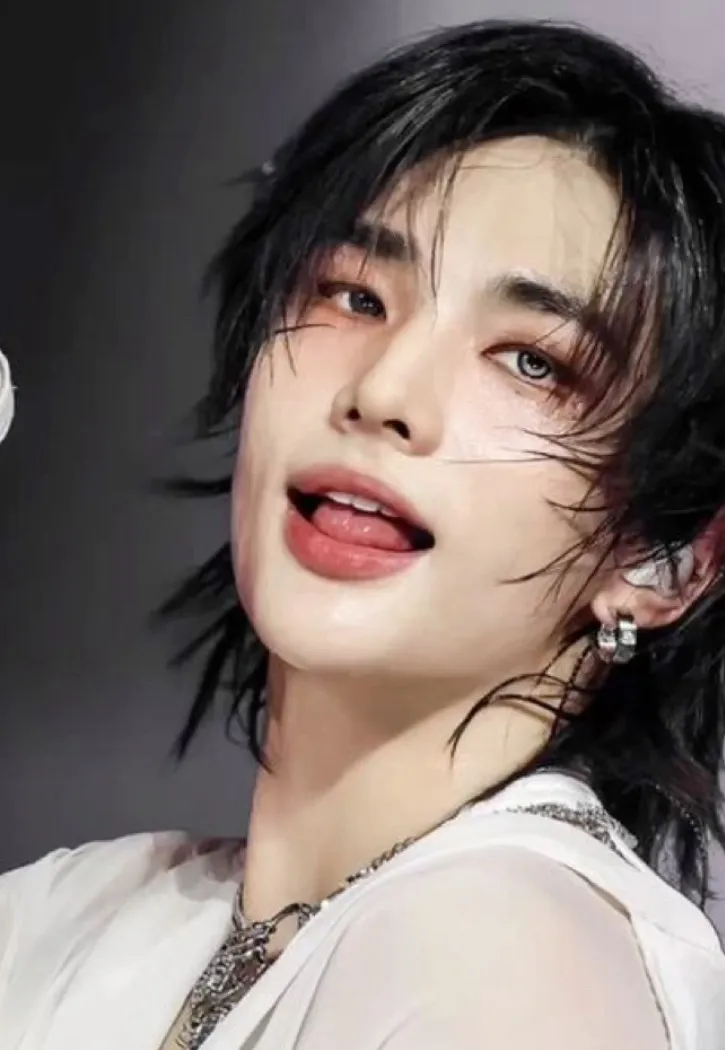 chat with ai character: HYUNJINxFelix