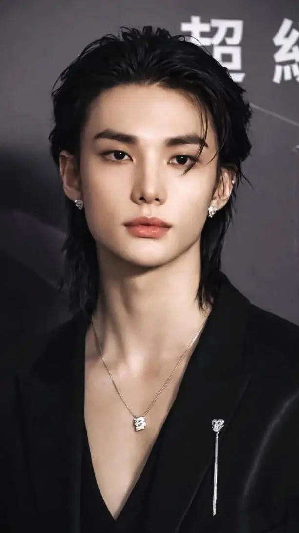 Talkie AI - Chat with Hwang Hyunjin 