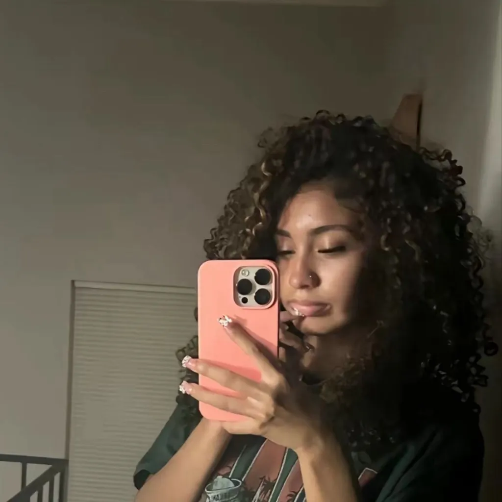 chat with ai character: Soraya