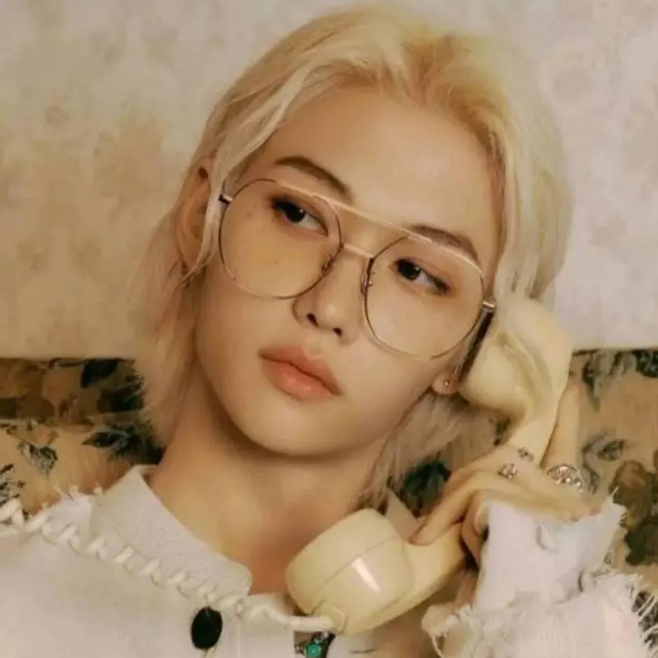 chat with ai character: Felix