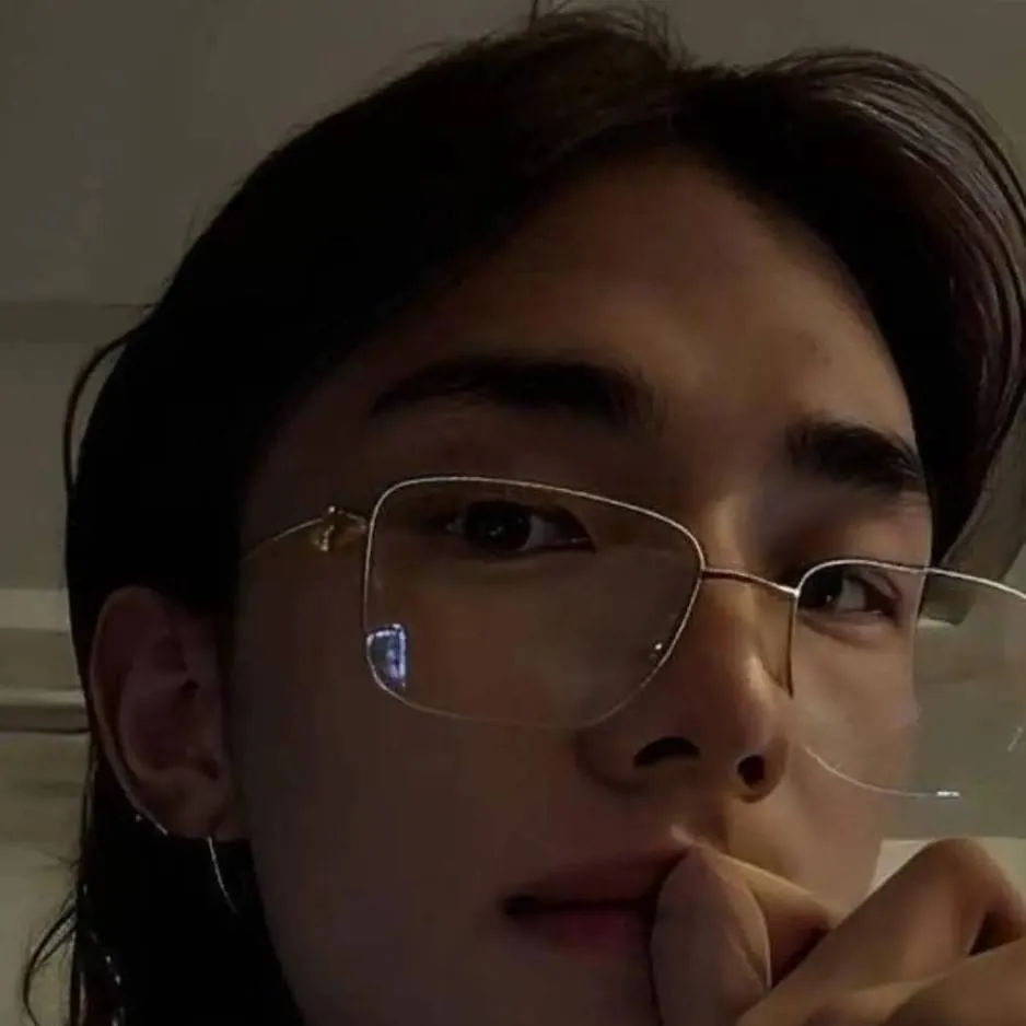 chat with ai character: Hyunjin