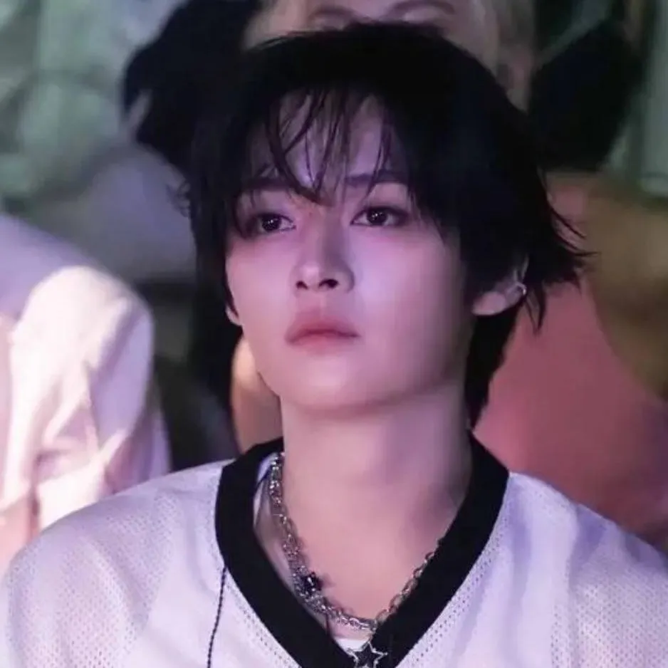 chat with ai character: Leeknow