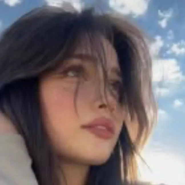chat with ai character: Lexy