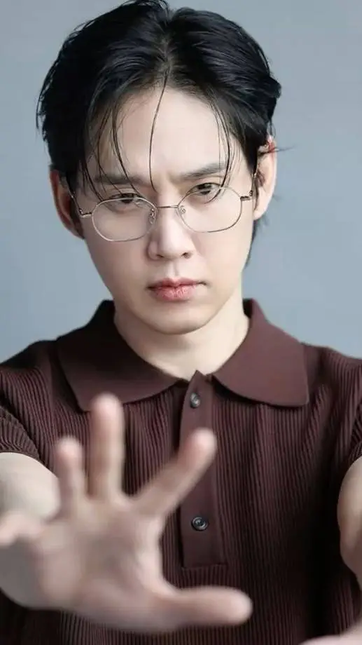 ai character: Park sunghoon 😘  background