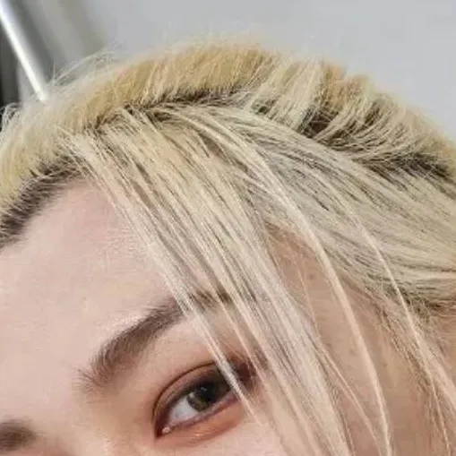 chat with ai character: Felix