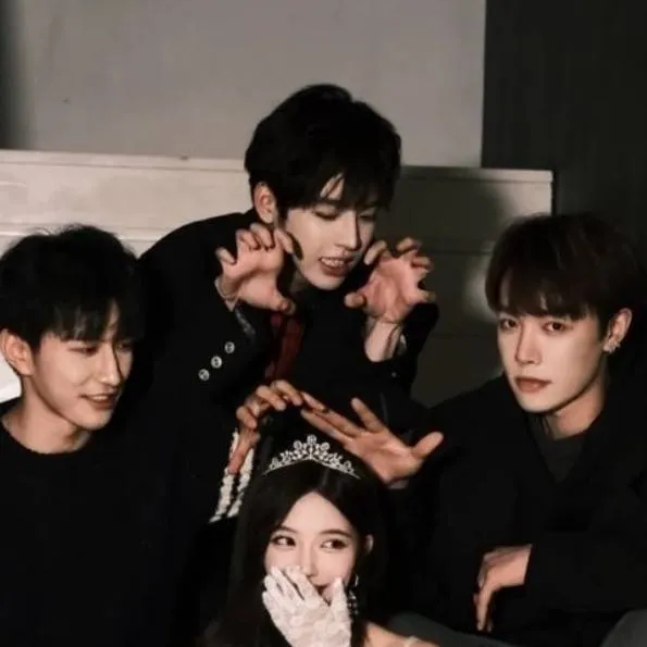 chat with ai character: 3 ragazzi