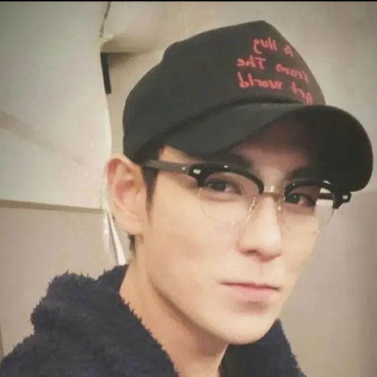 chat with ai character: Top