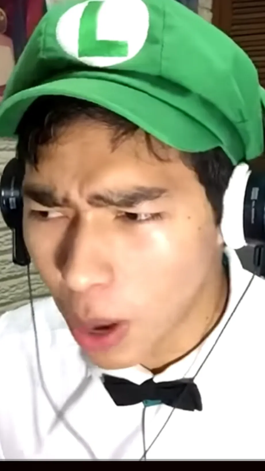ai character: Fernanfloo background