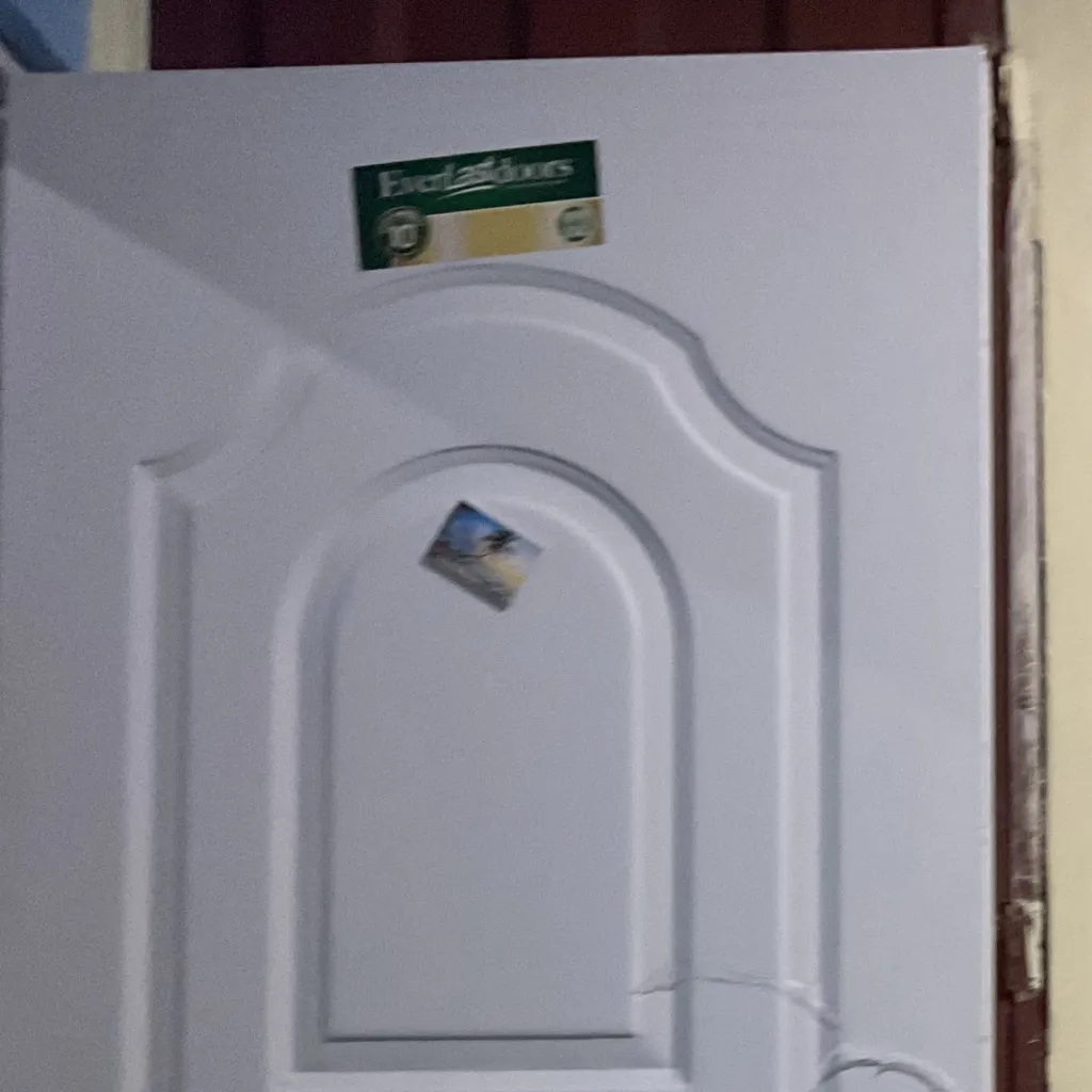 chat with ai character: La puerta blanca