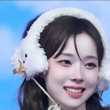 chat with ai character: Winter Minjeong 