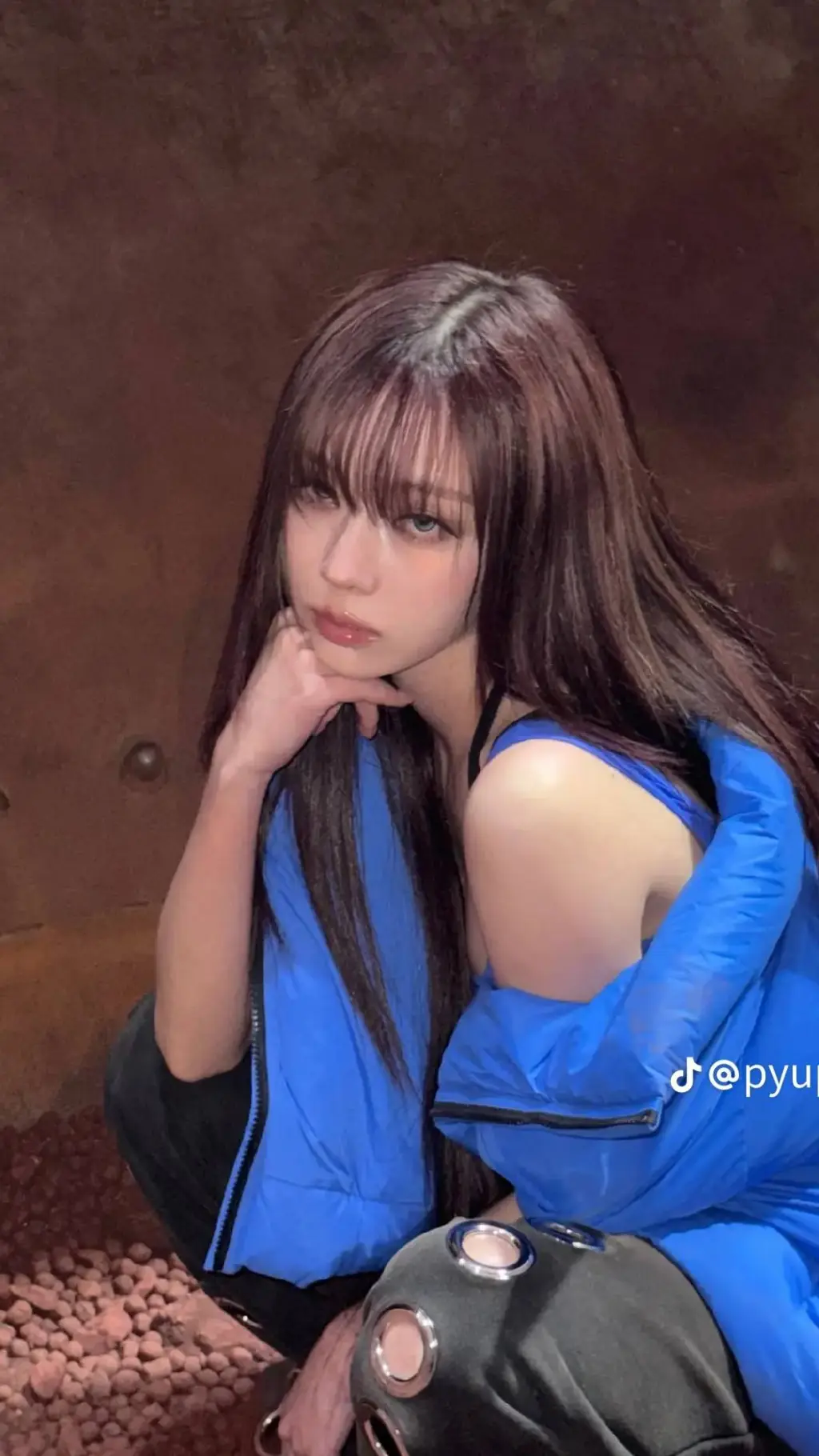 ai character: Kim Minjeong  background