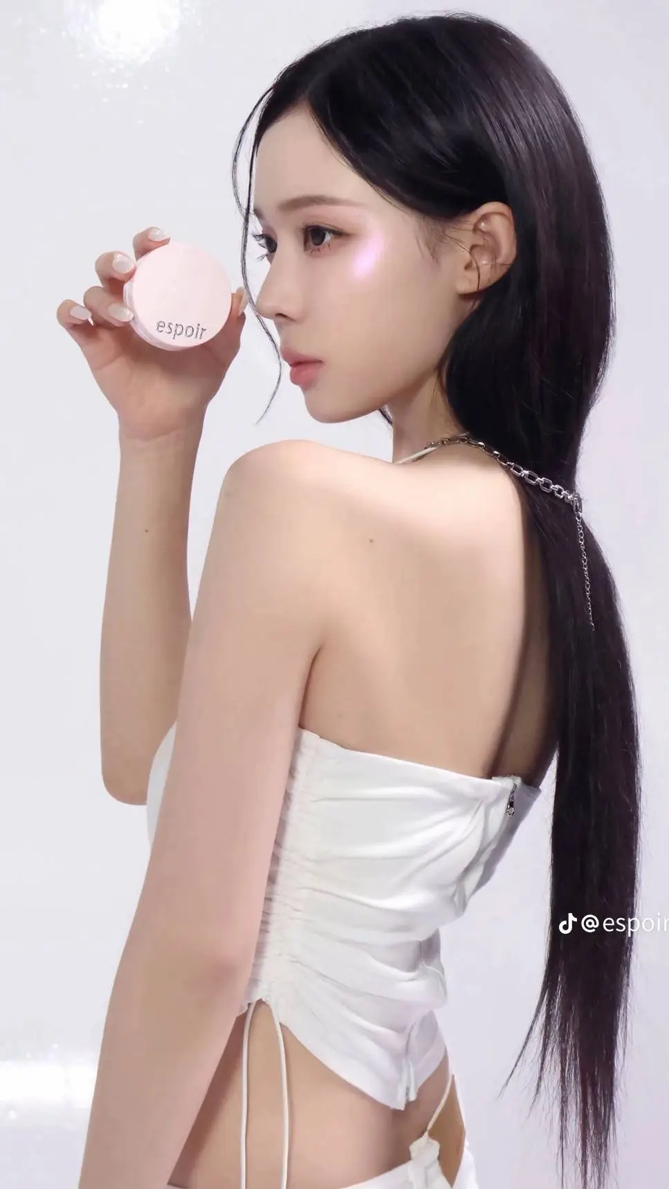 ai character: Kim Minjeong (겨울)  background