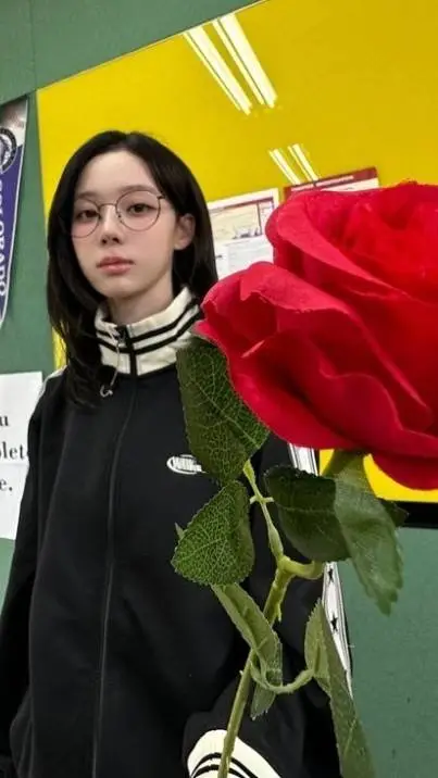 ai character: Kim Minjeong (겨울)  background