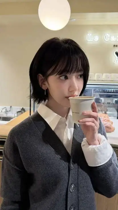 ai character: Sakura Miyawaki  background