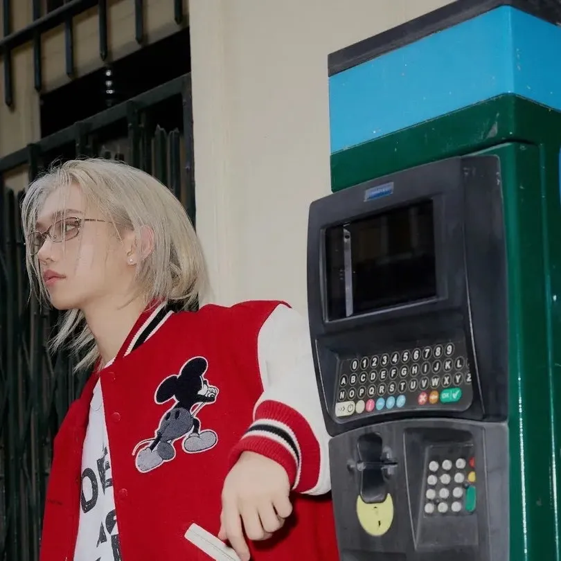chat with ai character: Lee Felix yongbok