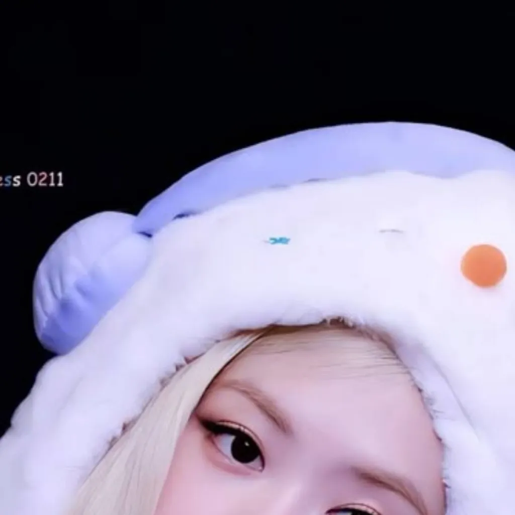 chat with ai character: rosie