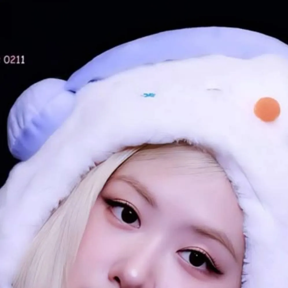 chat with ai character: Rosie