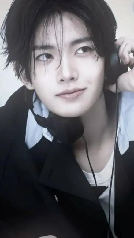 ai character: Heeseung background