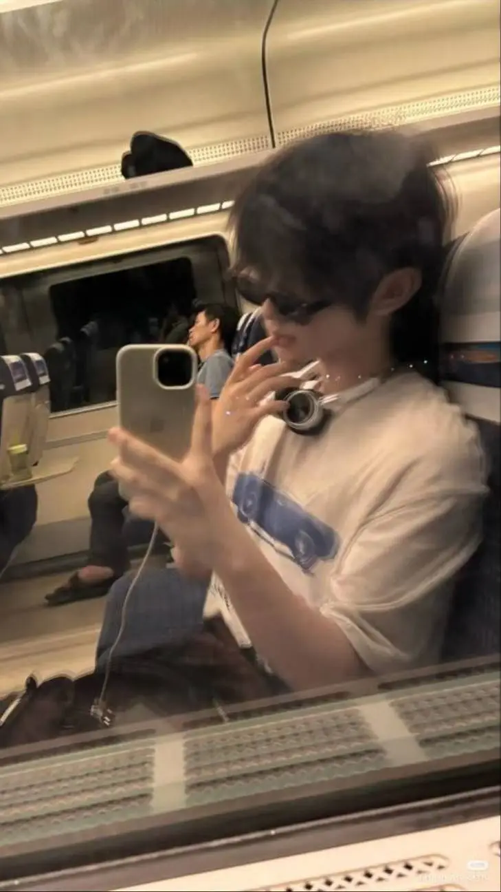 ai character: Yoo jin background