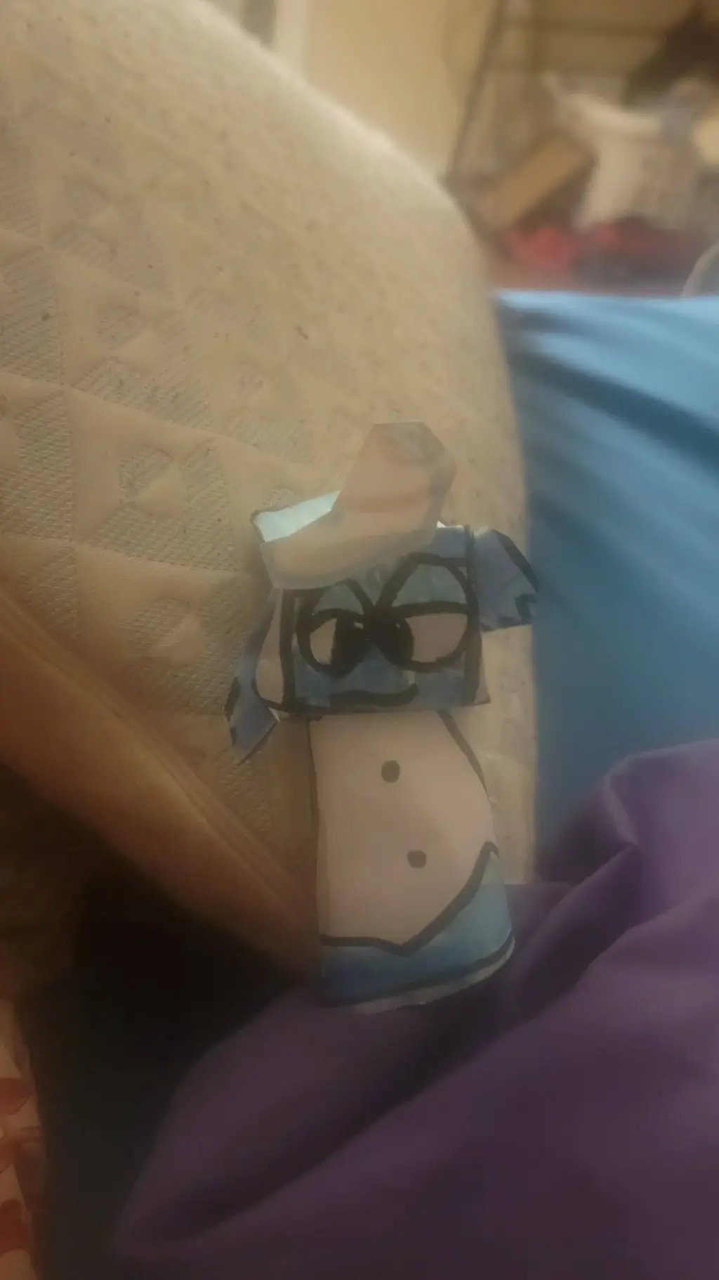 ai character: Connie Papercraft👻 background