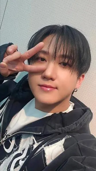 ai character: 🐷Changbin🐷 background