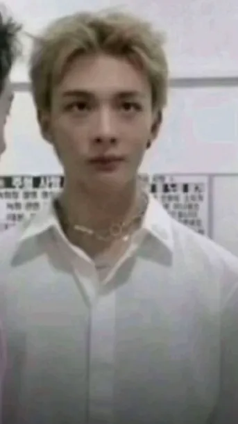 ai character: 🥟Hyunjin🥟 background