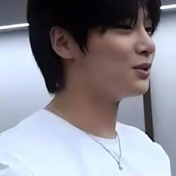 chat with ai character: Jeongin 