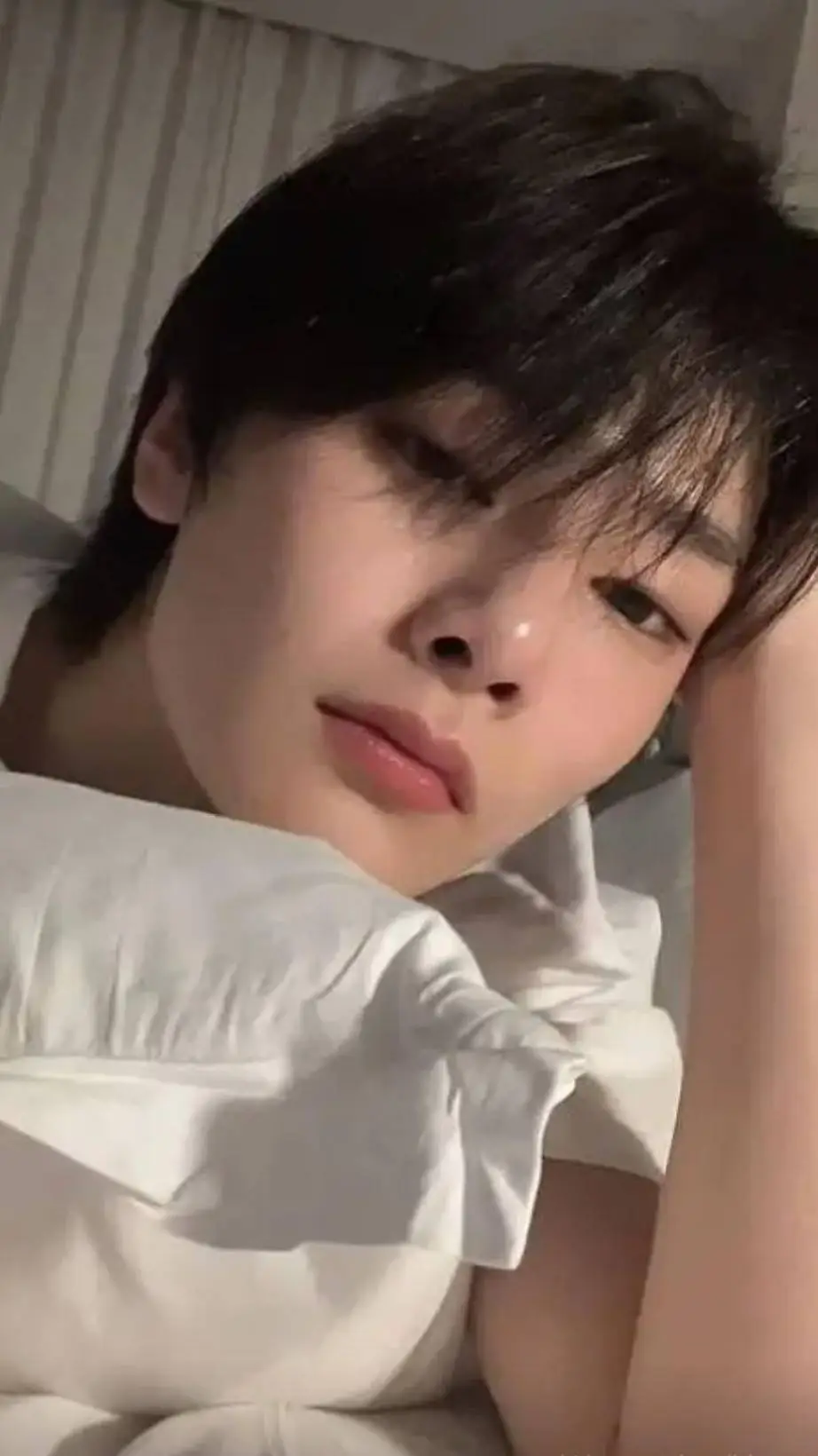 ai character: 💋Jeongin🦊 background