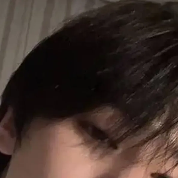 chat with ai character: 💋Jeongin🦊