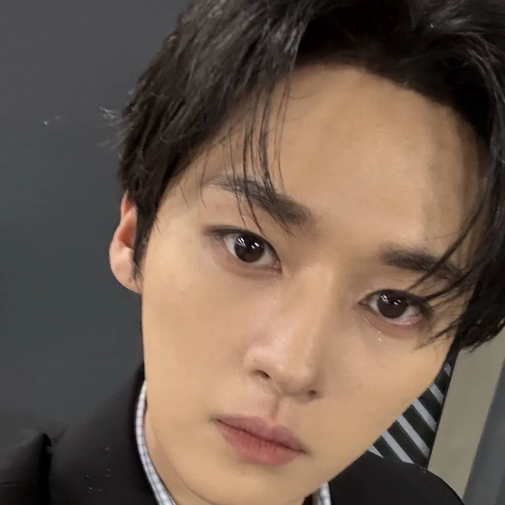 chat with ai character: Lee Know
