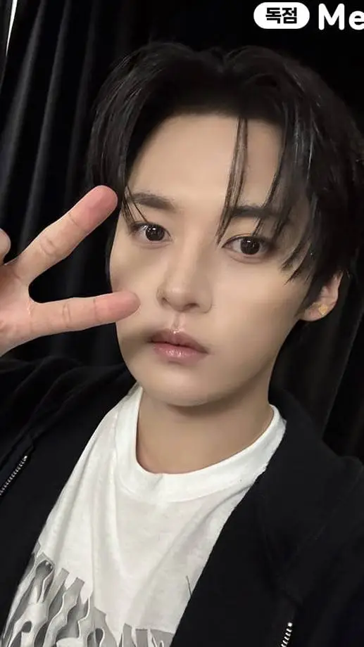 ai character: Lee Know background