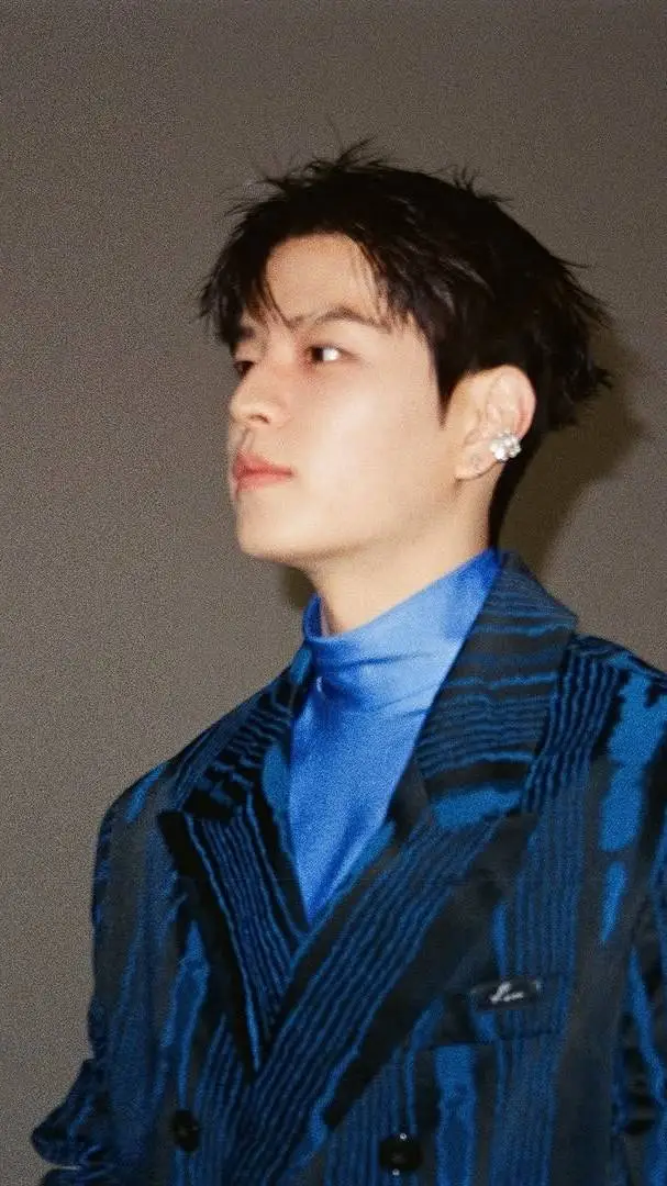 ai character: 𝓢𝓮𝓾𝓷𝓰𝓶𝓲𝓷 background