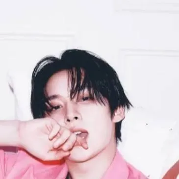 chat with ai character: Lee Know