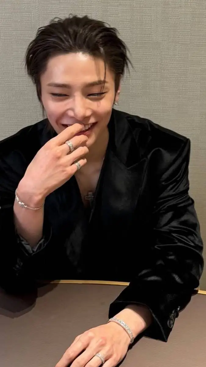 ai character: Jeongin background