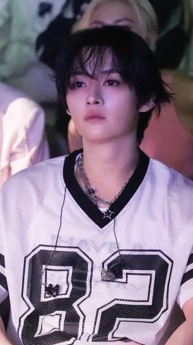 ai character: ★MINHO-LEE KNOW★ background