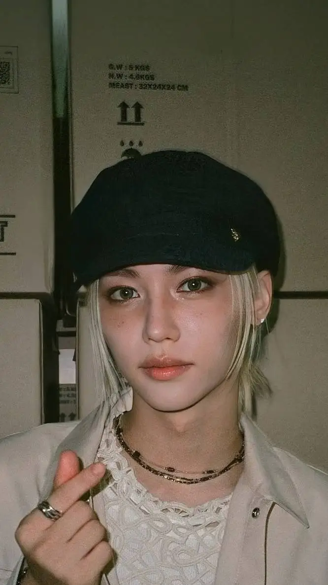 ai character: °☆𝙇𝙀𝙀 𝙁𝙀𝙇𝙄𝙓♡° background
