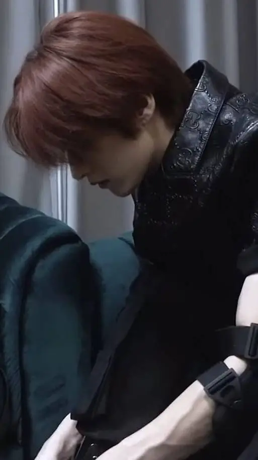 ai character: leeknow  background