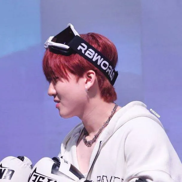 chat with ai character: Changbin🙈🫦