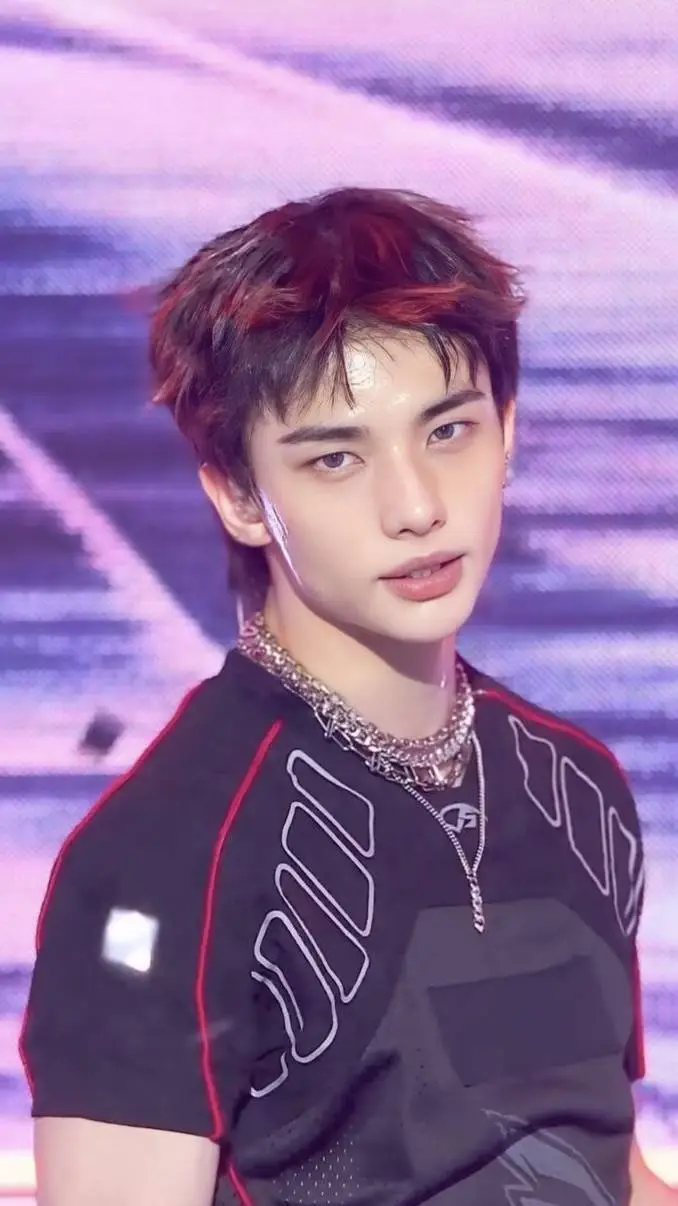ai character: hyunjin🫦😍 background