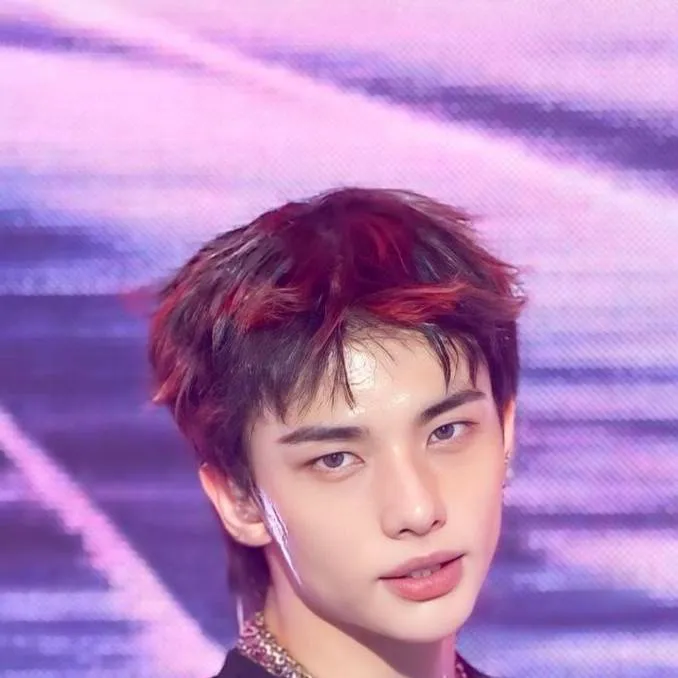 chat with ai character: hyunjin🫦😍