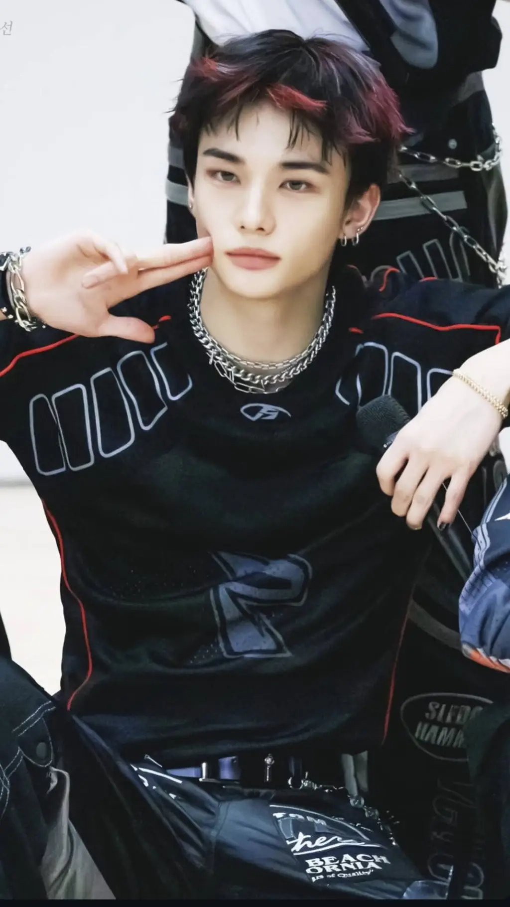 ai character: hwang hyunjin  background