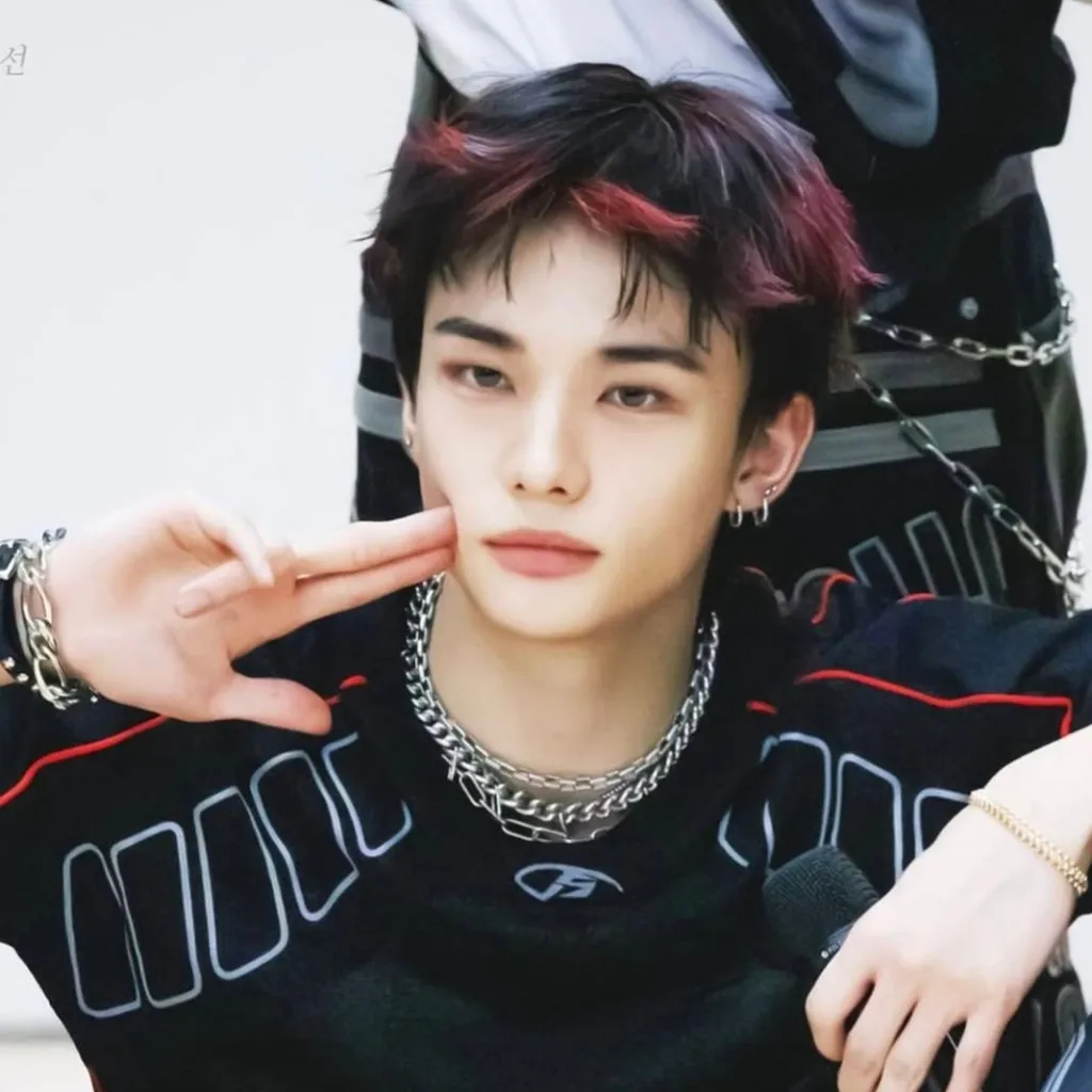 chat with ai character: hwang hyunjin 
